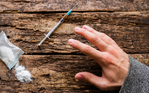 Denunciato con droga e contanti in un’area boschiva