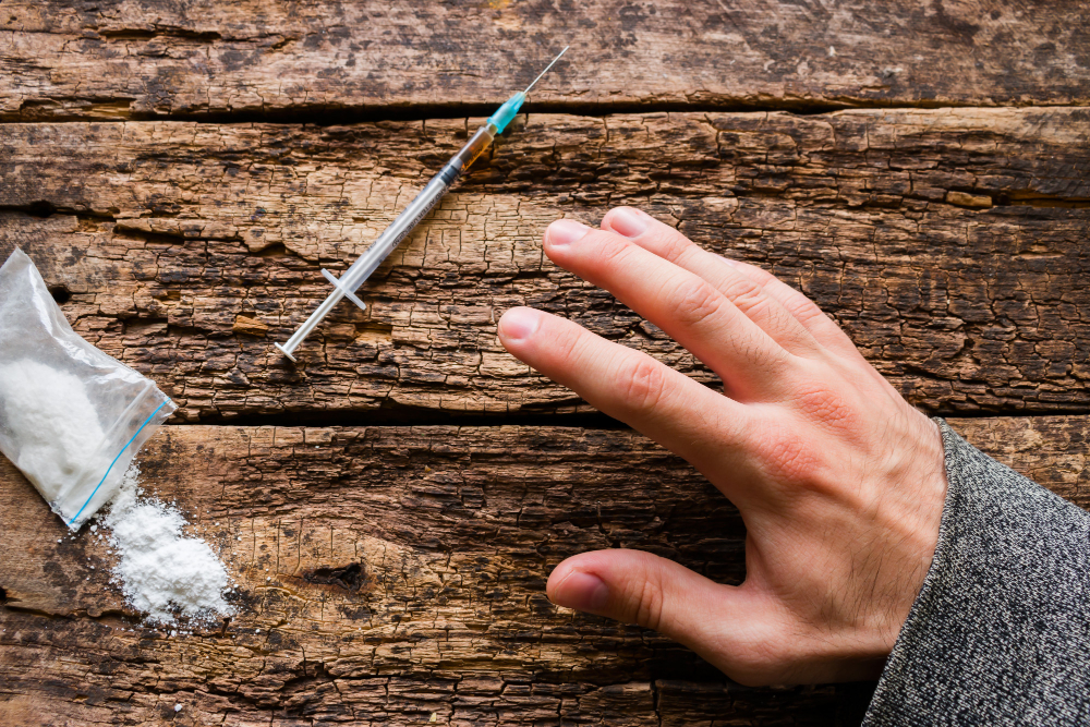 Denunciato con droga e contanti in un’area boschiva
