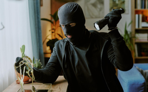 Finto carabiniere truffa una donna e le ruba gioielli per 30.000 euro