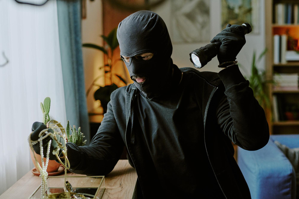 Finto carabiniere truffa una donna e le ruba gioielli per 30.000 euro