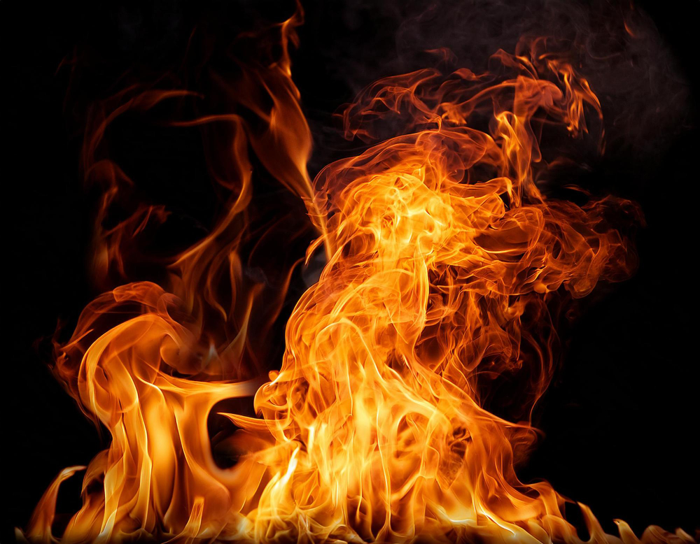 Trattore in fiamme: oliveta distrutta