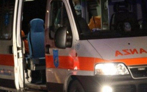 Incidente stradale coinvolge cinque auto: quattro feriti